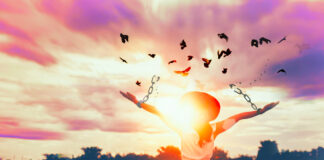 ¿Por qué es importante soltar el pasado (y dejar de cargar esa maleta llena de piedras emocionales)?